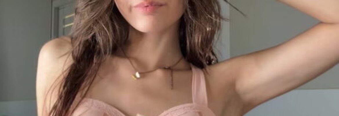 8826243211 Call Girls In Ignou Road Escorts Service in Delhi